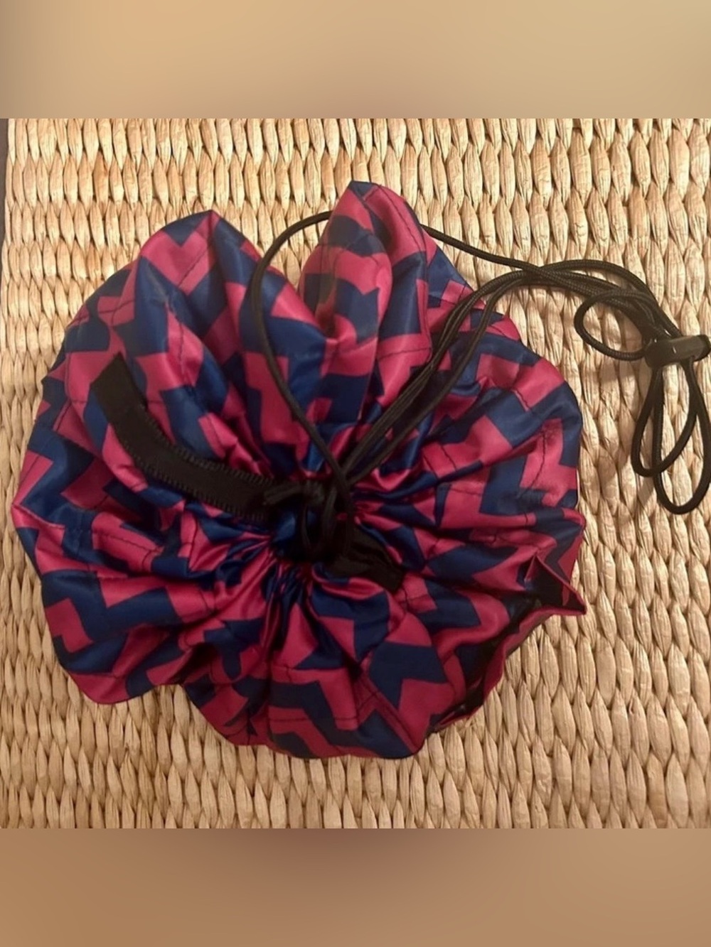 Lay n go Drawstring Makeup Pouch in Pink and Navy Geometric Print